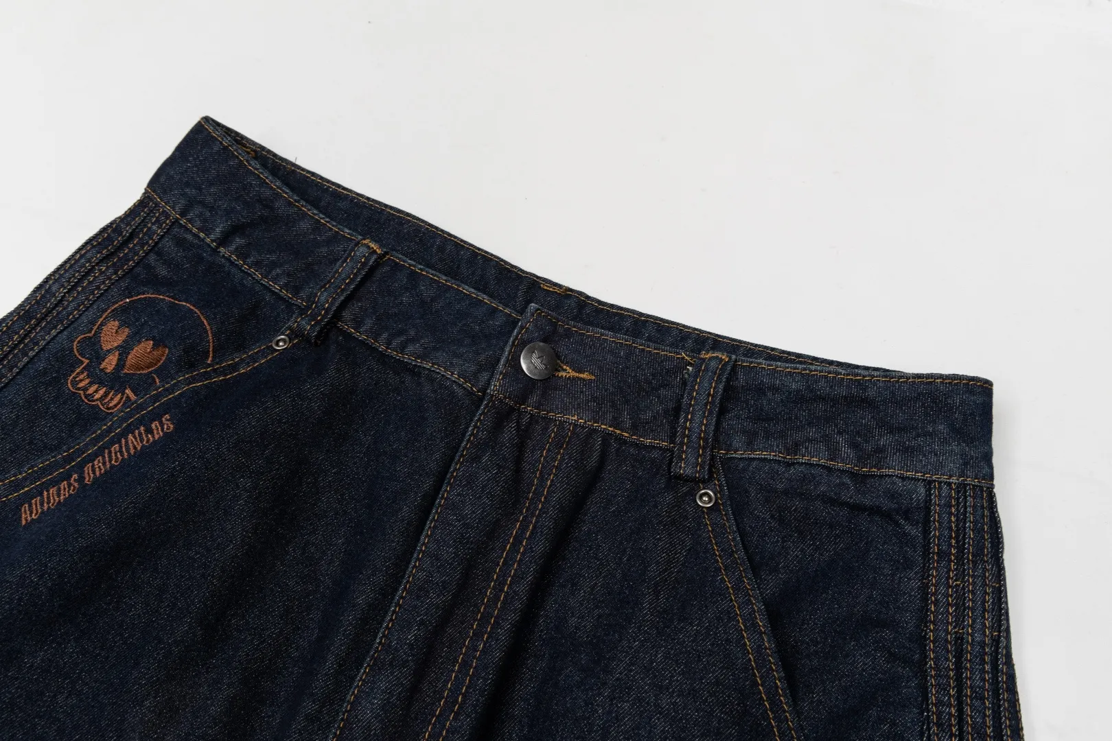 Adidas Clover Valentine's Day limited casual pure cotton denim loose sports scimitar pants 🖤Dark Blue washed jeans are stiff and durable, and the skull and love embroidery on the back are super recognizable✨ 👖The wide-leg pants have an amazing drape, and the high-waist design covers the flesh and straightens the legs, and the pear-shaped figure can be worn with eyes closed👍 💘The whole set is eye-catching when worn on a date, and the American retro atmosphere is full, and it is super sweet for couples🎀 Item No.: KT 6365 Color: Dark Blue Size: Xs-2XL